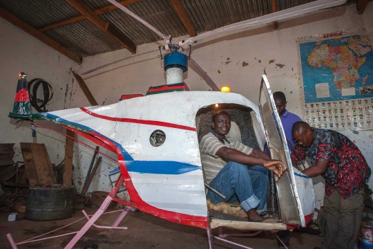 Uniknya helikopter dari rongsokan besi tua karya pria Malawi