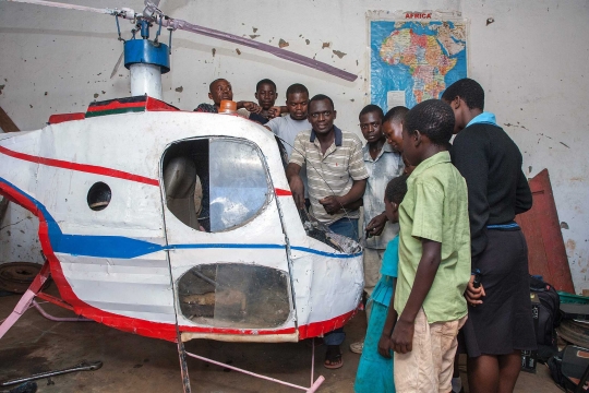 Uniknya helikopter dari rongsokan besi tua karya pria Malawi