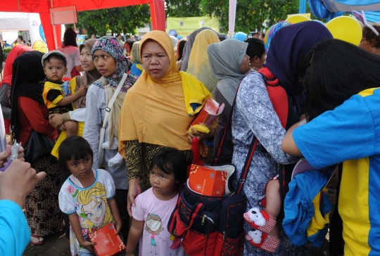 Antrean mengular ibu-ibu antar anak imunisasi polio di Kramat Jati