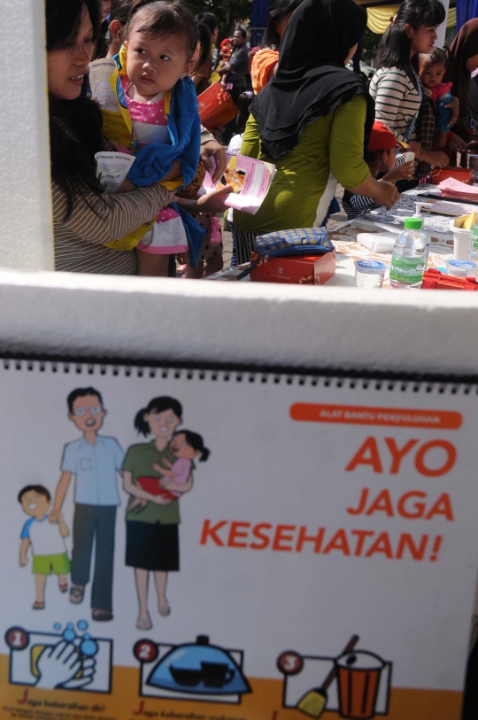 Antrean mengular ibu-ibu antar anak imunisasi polio di Kramat Jati