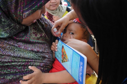 Antrean mengular ibu-ibu antar anak imunisasi polio di Kramat Jati