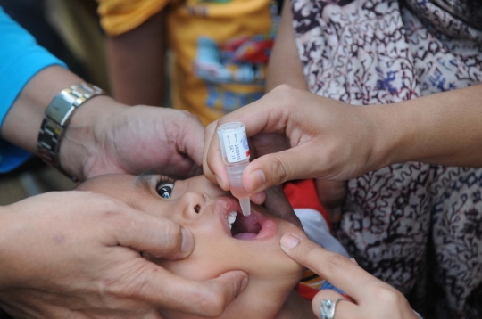 Antrean mengular ibu-ibu antar anak imunisasi polio di Kramat Jati