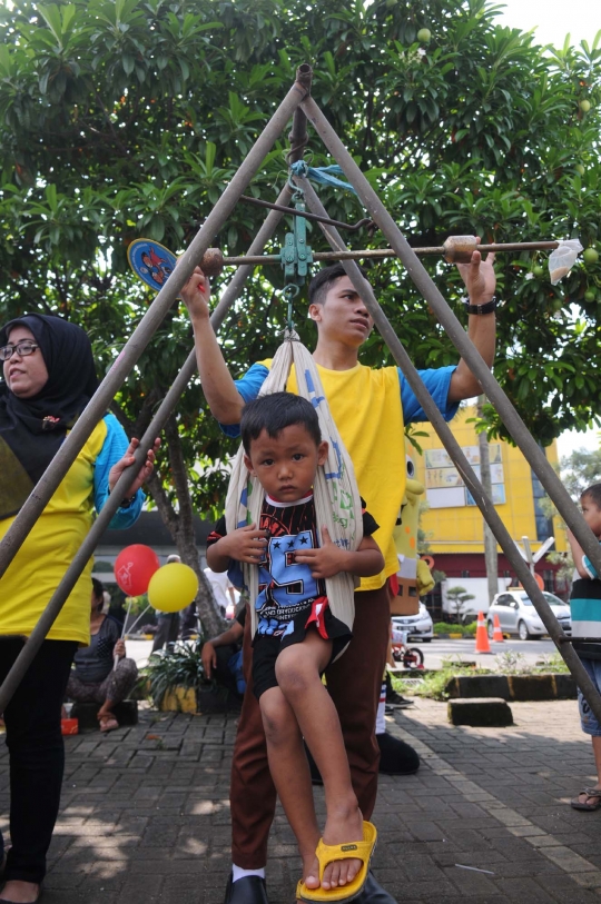 Antrean mengular ibu-ibu antar anak imunisasi polio di Kramat Jati