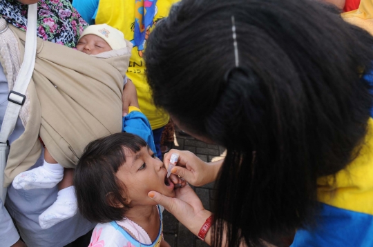 Antrean mengular ibu-ibu antar anak imunisasi polio di Kramat Jati