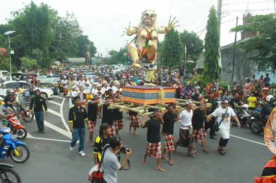 Kemeriahan upacara Tawur Kesanga sambut Nyepi di Kediri