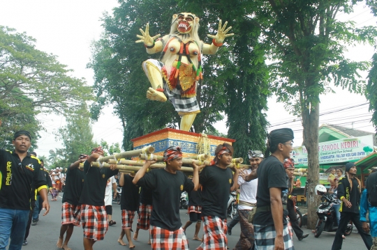 Kemeriahan upacara Tawur Kesanga sambut Nyepi di Kediri