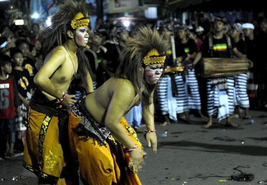 Melihat pawai Ogoh-ogoh di Denpasar