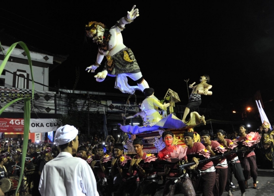 Melihat pawai Ogoh-ogoh di Denpasar