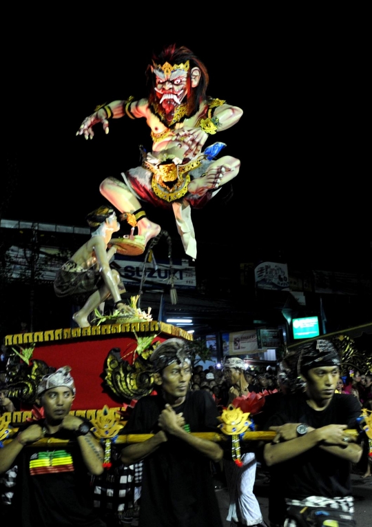 Melihat pawai Ogoh-ogoh di Denpasar