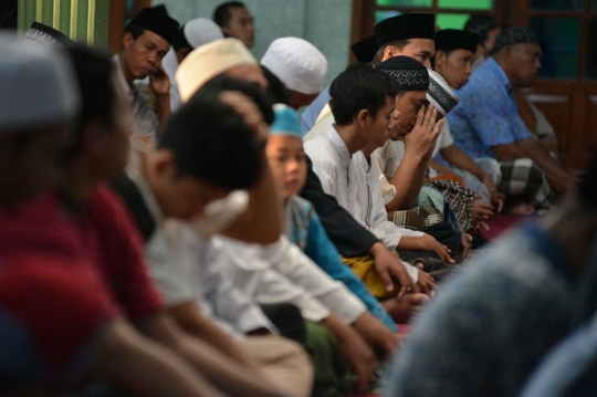 Warga Depok gelar salat sunah Gerhana Matahari berjemaah