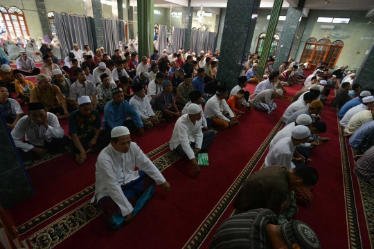 Warga Depok gelar salat sunah Gerhana Matahari berjemaah