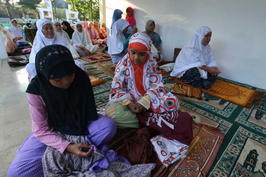 Warga Depok gelar salat sunah Gerhana Matahari berjemaah