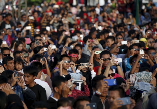 Semarak warga di berbagai kota Indonesia saksikan gerhana matahari