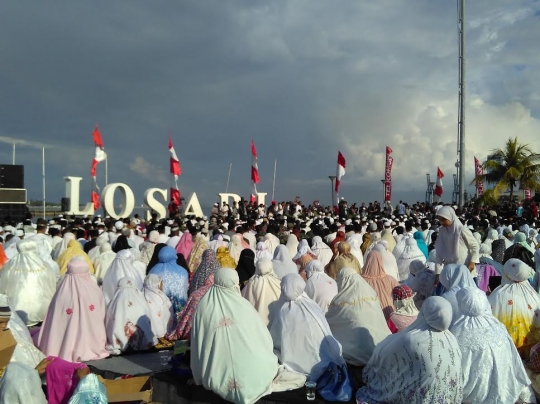 Semarak warga di berbagai kota Indonesia saksikan gerhana matahari