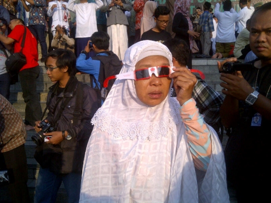 Usai salat, warga Semarang langsung antusias lihat gerhana