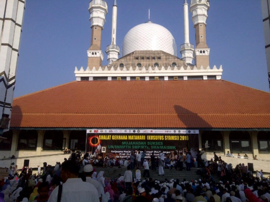 Usai salat, warga Semarang langsung antusias lihat gerhana