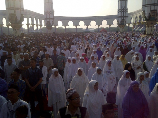 Usai salat, warga Semarang langsung antusias lihat gerhana