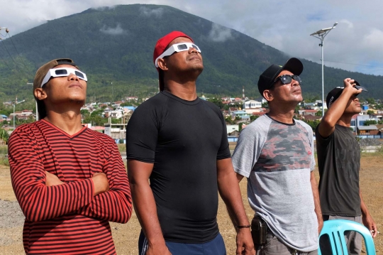 Indahnya penampakan Gerhana Matahari Total di langit Ternate