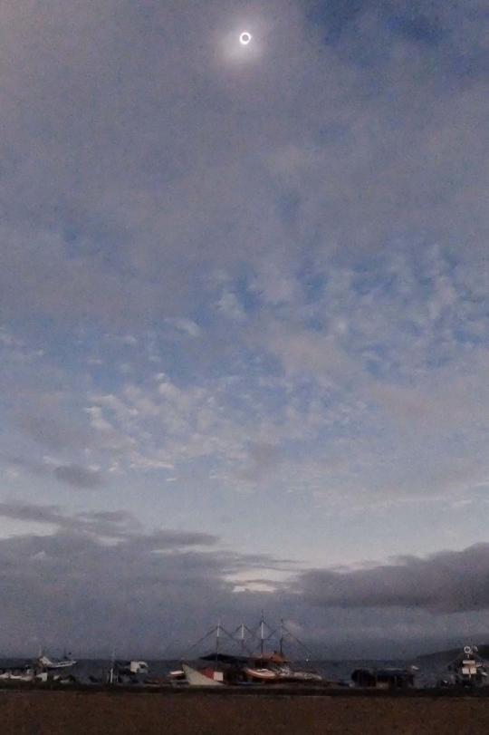Indahnya penampakan Gerhana Matahari Total di langit Ternate