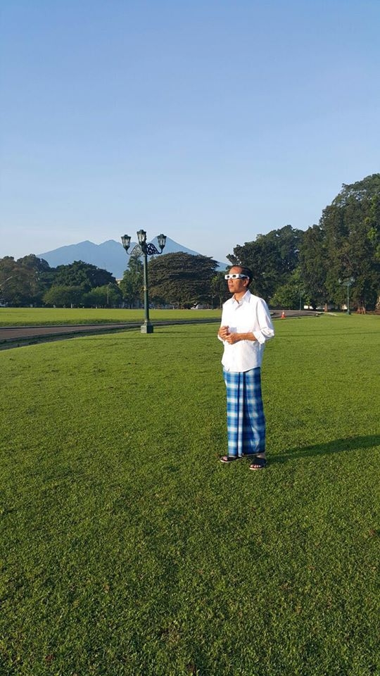Gaya unik Jokowi nonton gerhana dari Istana Bogor