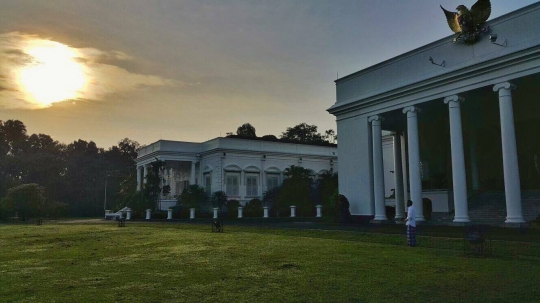 Gaya unik Jokowi nonton gerhana dari Istana Bogor