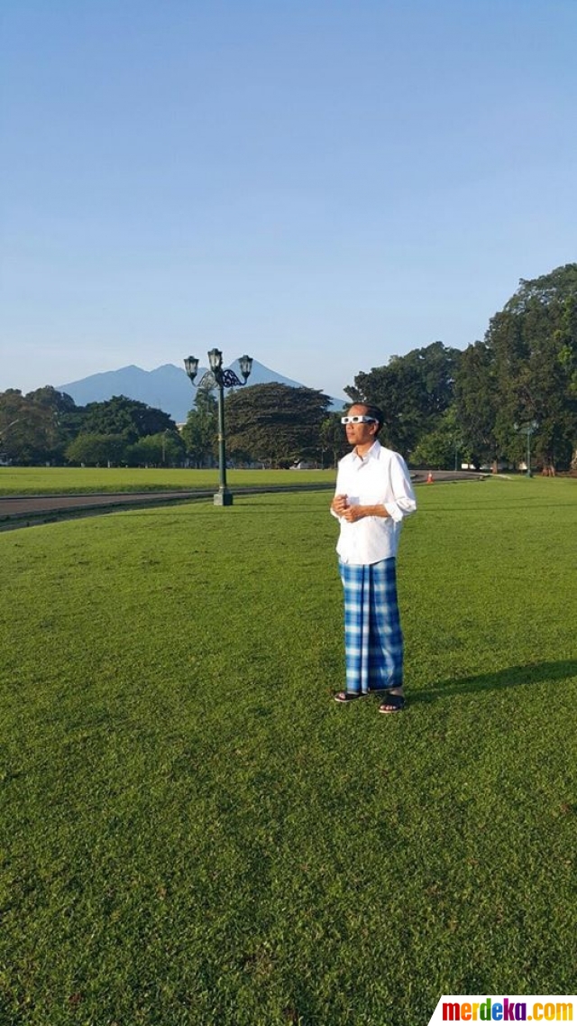 Foto : Gaya unik Jokowi nonton gerhana dari Istana Bogor 