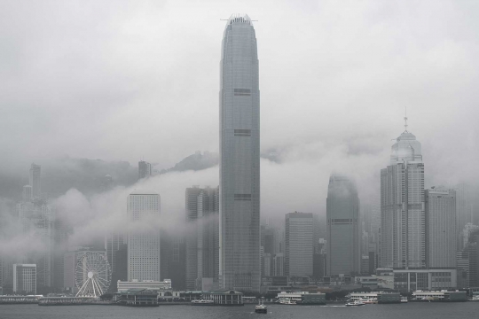 Di tengah gerhana, Hong Kong berkabut