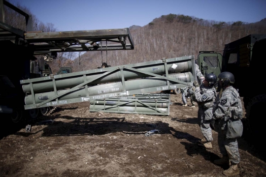 AS kerahkan peluncur roket M270A1 di zona perbatasan Korea