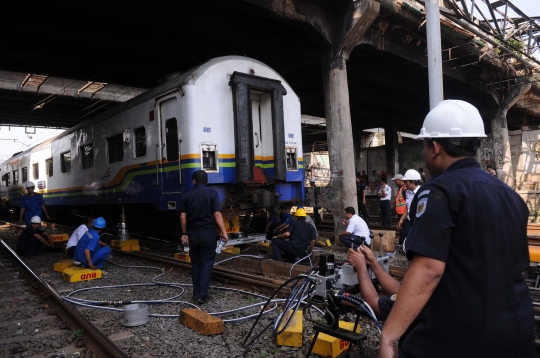 Ini rangkaian KA Senja Utama yang anjlok di Stasiun Tanah Abang