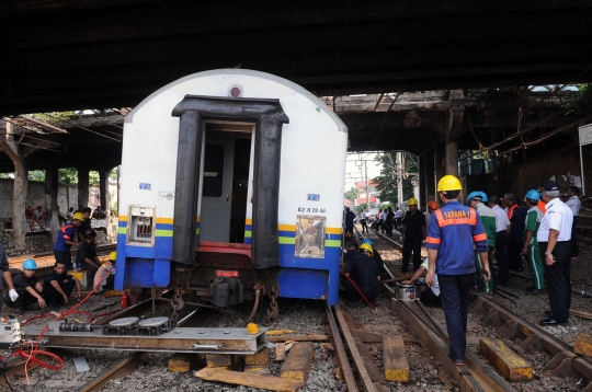 Ini rangkaian KA Senja Utama yang anjlok di Stasiun Tanah Abang