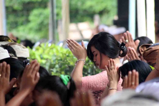 Kekhusyukan umat Hindu di Malang laksanakan Upacara Ngembak Geni