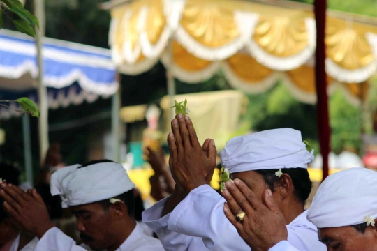 Kekhusyukan umat Hindu di Malang laksanakan Upacara Ngembak Geni