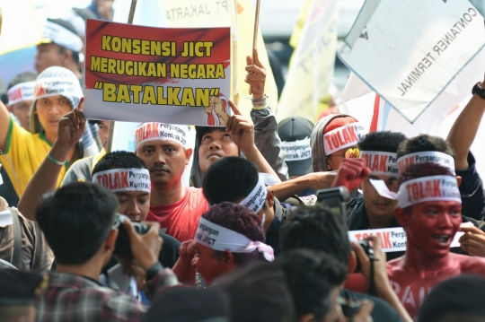 Aksi ratusan pekerja desak KPK usut kasus JICT