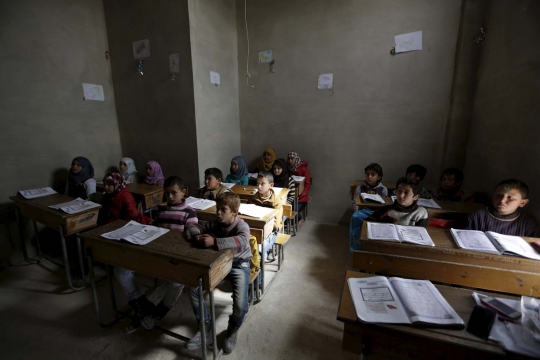 Menengok anak-anak Suriah belajar di bangunan bekas peternakan