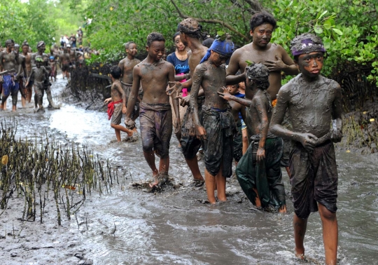 Keseruan perang lumpur tradisi unik pemuda Bali usai Nyepi