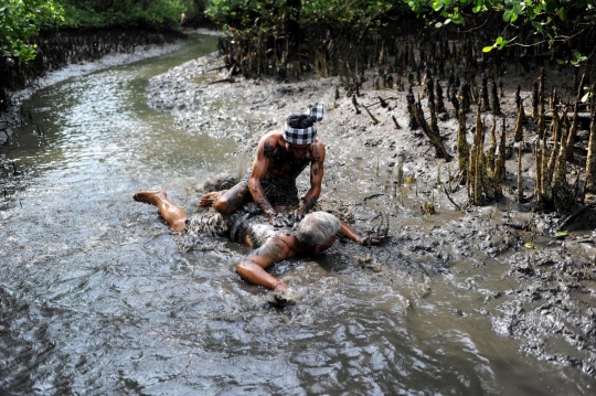Keseruan perang lumpur tradisi unik pemuda Bali usai Nyepi
