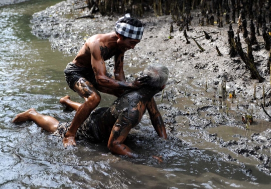 Keseruan perang lumpur tradisi unik pemuda Bali usai Nyepi