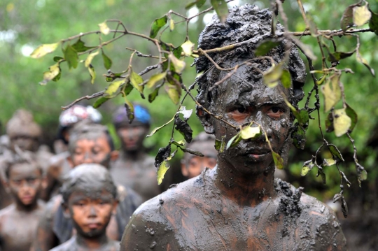 Keseruan perang lumpur tradisi unik pemuda Bali usai Nyepi