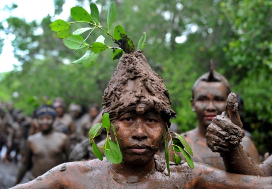 Keseruan perang lumpur tradisi unik pemuda Bali usai Nyepi