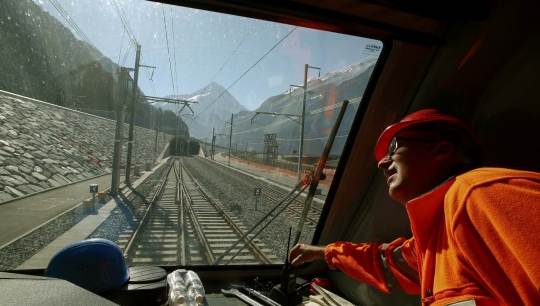 Melihat lebih dekat terowongan kereta terpanjang di dunia
