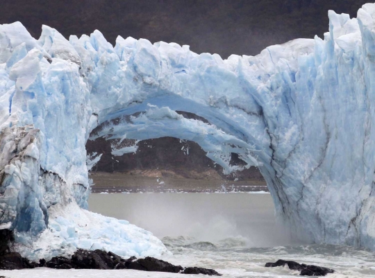 Menyaksikan fenomena langka runtuhnya dinding Gletser Perito Moreno