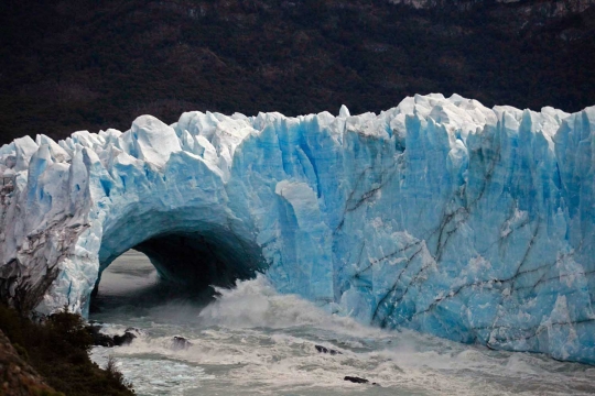 Menyaksikan fenomena langka runtuhnya dinding Gletser Perito Moreno