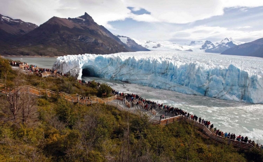 Menyaksikan fenomena langka runtuhnya dinding Gletser Perito Moreno