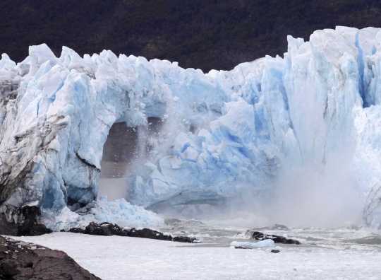 Menyaksikan fenomena langka runtuhnya dinding Gletser Perito Moreno