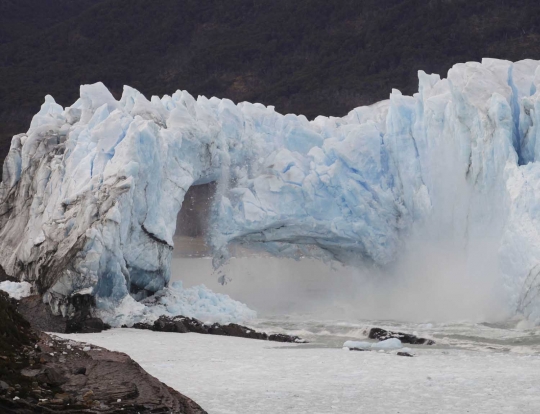 Menyaksikan fenomena langka runtuhnya dinding Gletser Perito Moreno