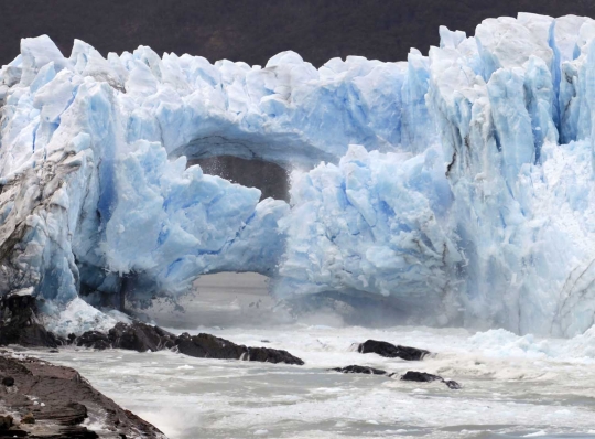 Menyaksikan fenomena langka runtuhnya dinding Gletser Perito Moreno