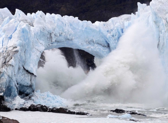 Menyaksikan fenomena langka runtuhnya dinding Gletser Perito Moreno