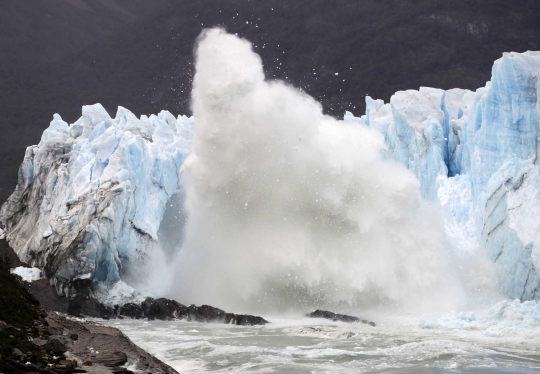 Menyaksikan fenomena langka runtuhnya dinding Gletser Perito Moreno