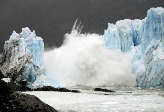 Menyaksikan fenomena langka runtuhnya dinding Gletser Perito Moreno