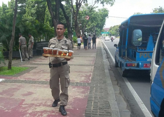 Ini penampakan es teh campur limbah di Monas